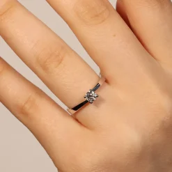 Hot Anello di Fidanzamento Contrariè in Oro Bianco con Diamante 0,16 Carati Anelli Di Fidanzamento