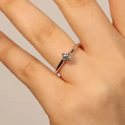 Hot Anello di Fidanzamento Modello Coppa in Oro Bianco con Diamante 0,30 Carati Anelli Di Fidanzamento