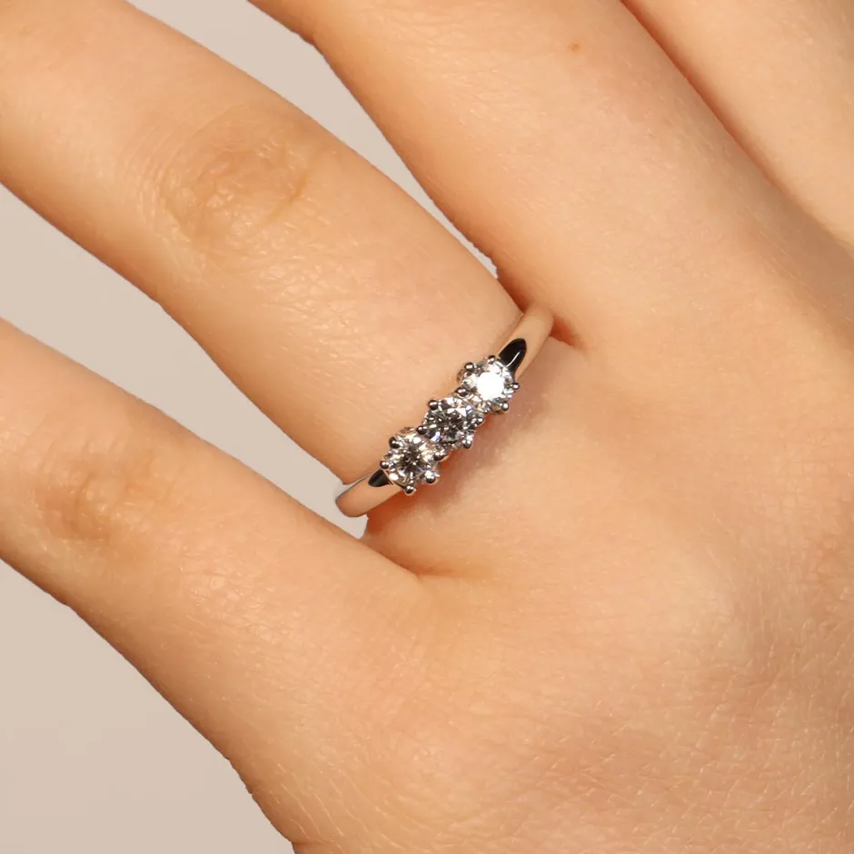 Discount Anello Trilogy in Oro Bianco e Diamanti 0,56 Carati Anelli Trilogy