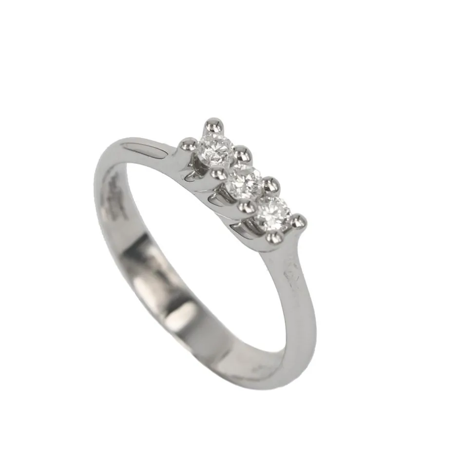 Sale Anello Trilogy in Oro Bianco con Diamanti Taglio Brillante 0,18 Carati Anelli Trilogy