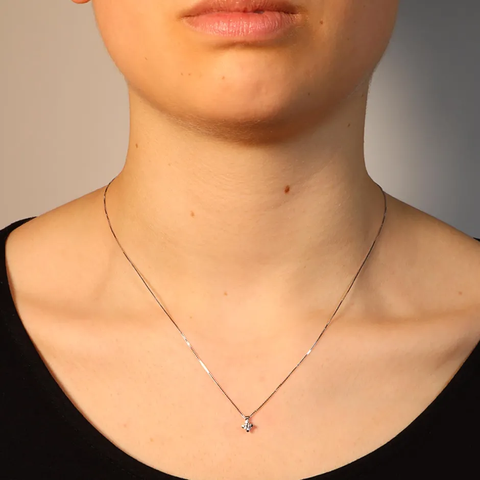 Clearance Collana Punto Luce in Oro Bianco con Diamante di 0,12 Carati Collane Punto Luce
